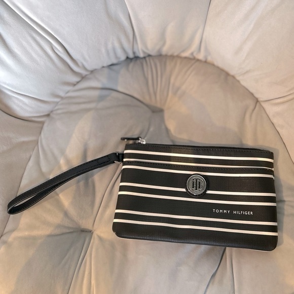 Tommy Hilfiger Black & White Striped PU Leather Double Zip Wristlet NWOT - Picture 2 of 4
